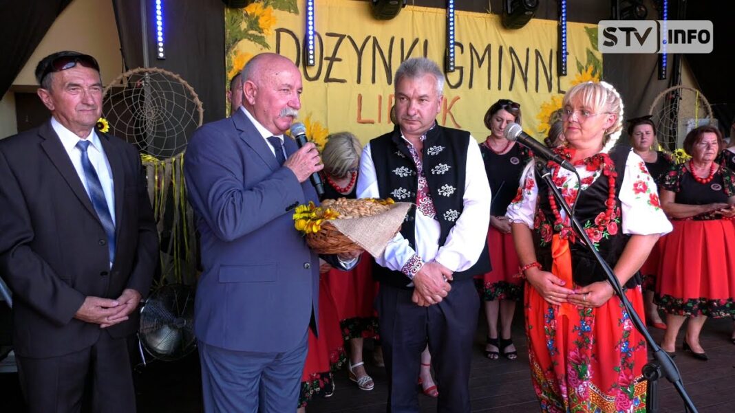 Rolnicy z gminy Lipnik dziękowali za plony. Starostowie widowiskowo wjechali na wozie