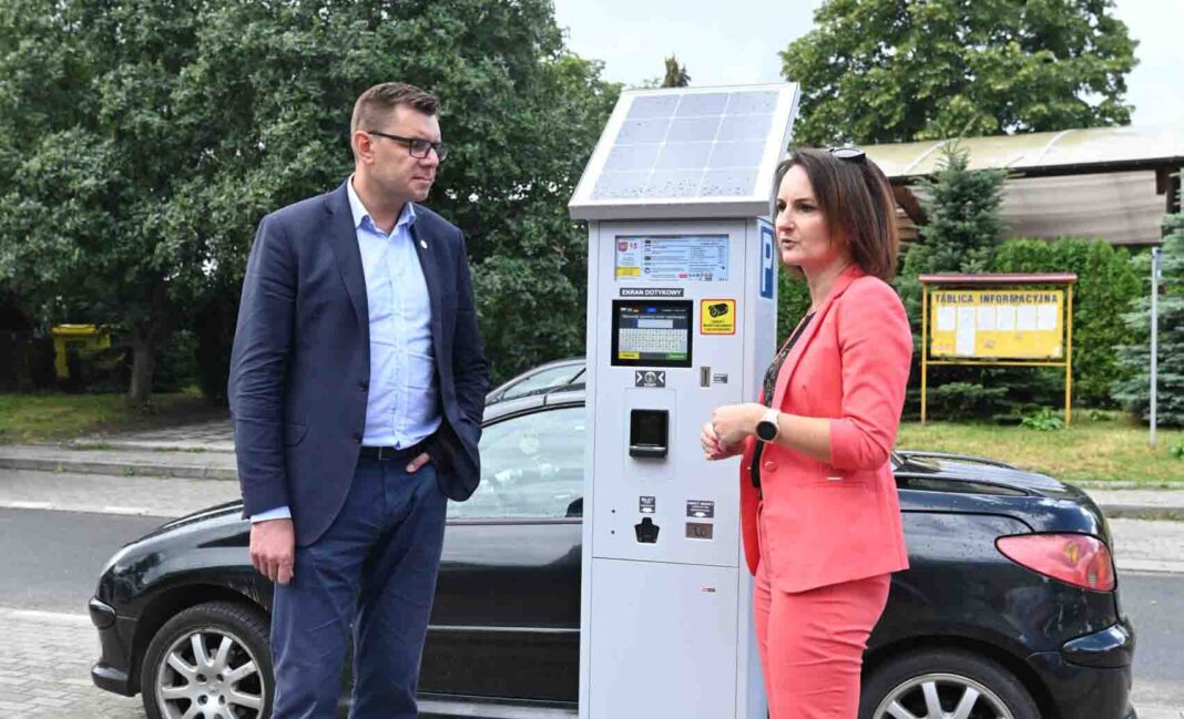 Chcesz kupić bilet? Poszukaj monet. Są nowe parkomaty, ale z płaceniem kartą jest problem