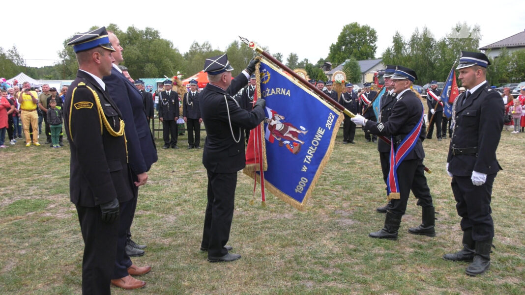Podwójne święto w Tarłowie. Druhowie otrzymali sztandar, a rolnicy podziękowali za plony