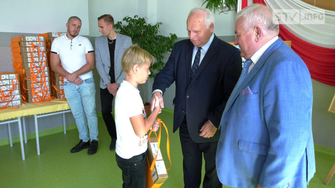 OŻARÓW: Laptopy trafiły do rodzin byłych pracowników PGR-ów