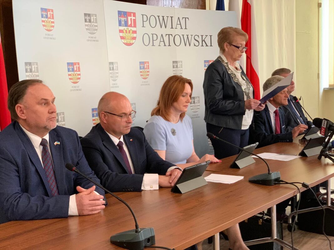 W poniedziałek nadzwyczajna sesja w opatowskim starostwie. Będzie o sprawie mobbingu