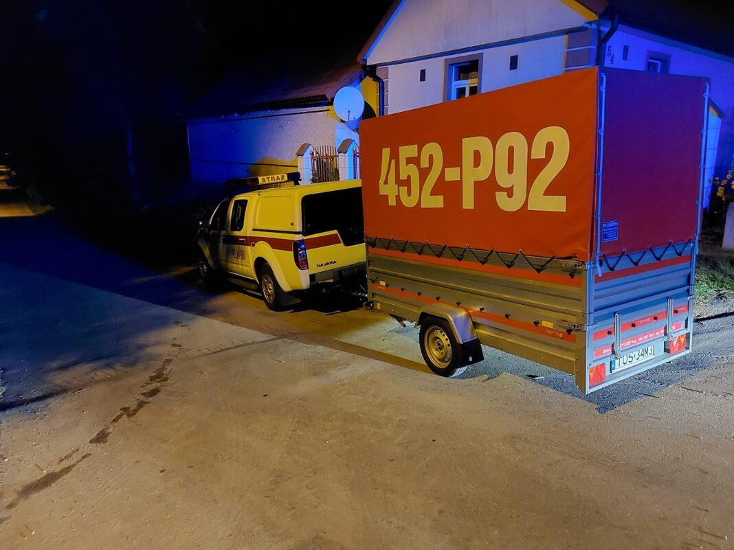 TUŁKOWICE: Niezidentyfikowana substancja w strumyku wpadającym do Opatówki. Służby w akcji