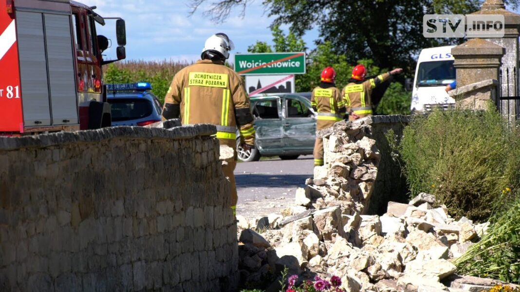 Chciał uniknąć zderzenia, wjechał w mur cmentarny. Dwie 12-latki trafiły do szpitala