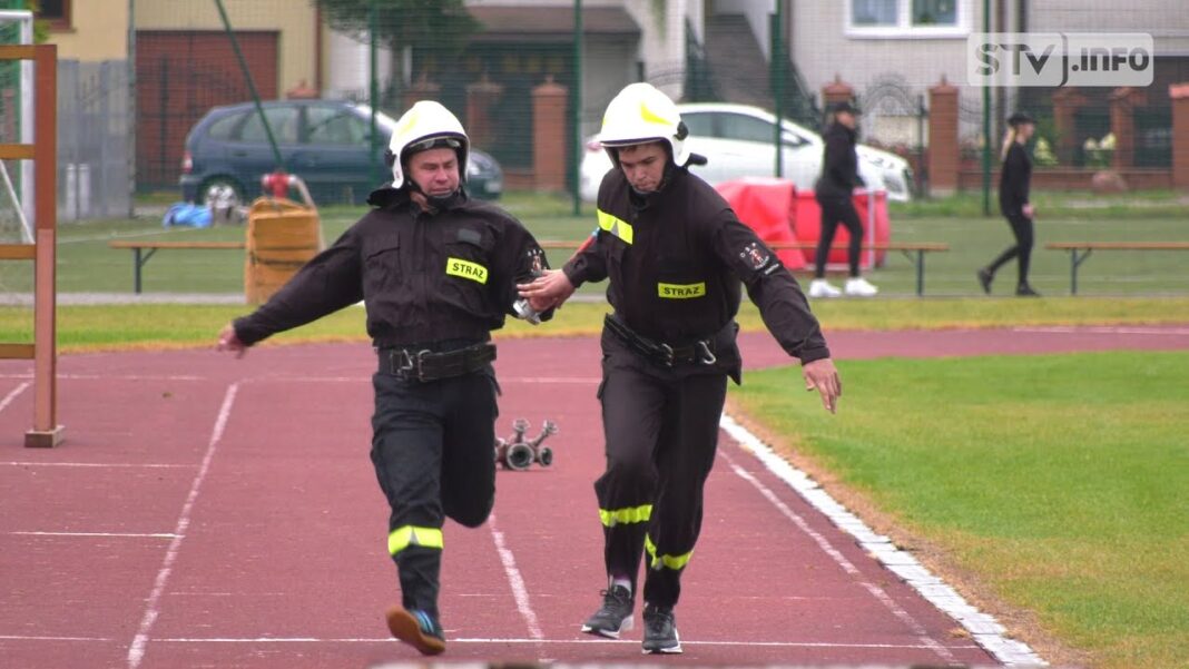 Strażacy ochotnicy z powiatu opatowskiego walczyli w zawodach. Jedną z konkurencji była musztra