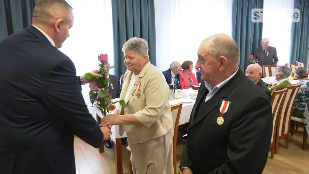 Idą przez świat razem od 50 lat. Złote Gody w Tarłowie i medale od Prezydenta RP