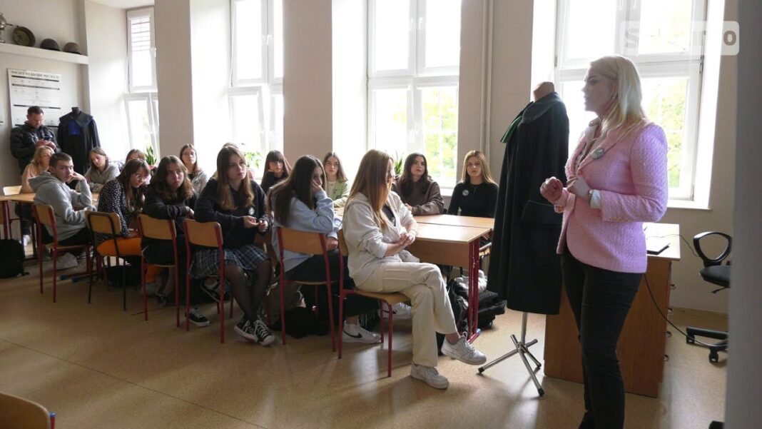 Adwokaci rozjaśniają prawo. Uczniowie sandomierskich szkół poznali prawo cywilne