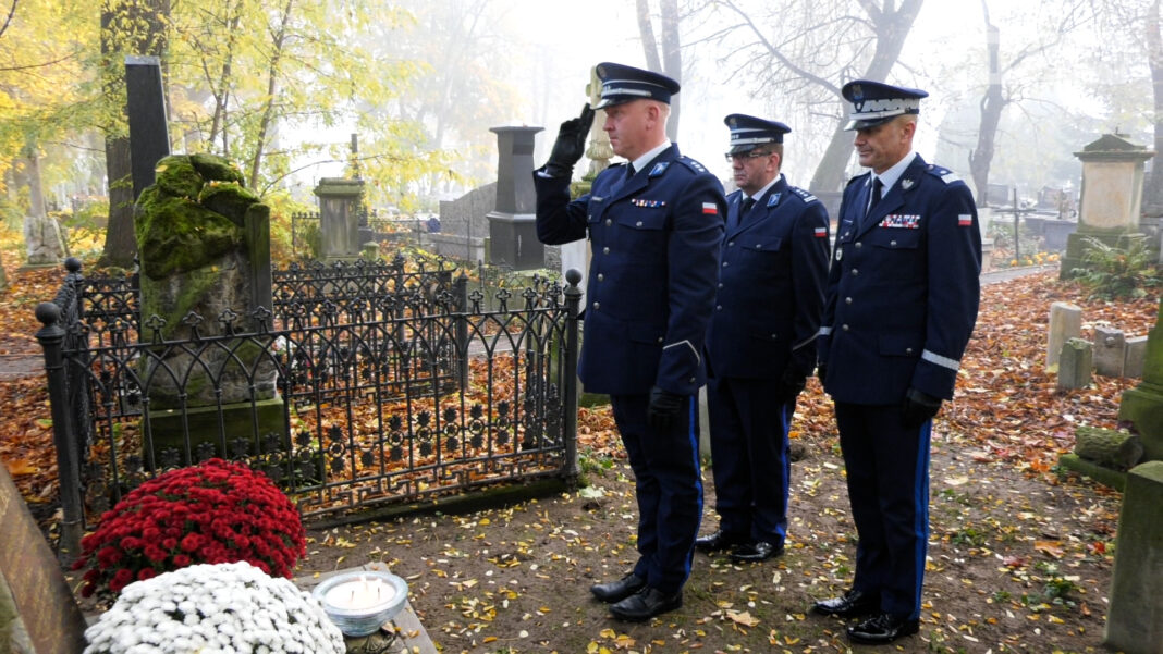 Policjanci pamiętają o zmarłych i poległych na służbie kolegach