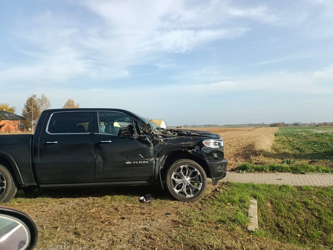 Zderzenie kombajnu z pickupem w Przybysławicach. Ucierpiały tylko pojazdy