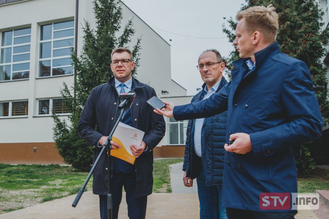 Budynek „czwórki” przy Cieśli w Sandomierzu po termomodernizacji. Ma być cieplej i „nie drożej”