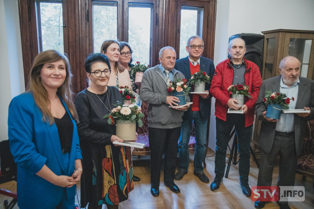Pałac w Wiśniowej zatętnił kulturą. Za nami I Staszowski Plener Malarsko-Rzeźbiarski