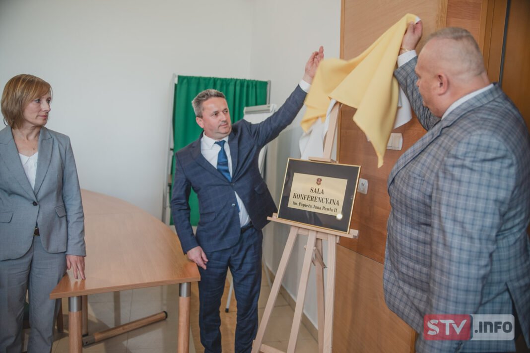 Staszowianie uczcili patrona miasta. Sala konferencyjna urzędu miasta zyskała imię Jana Pawła II