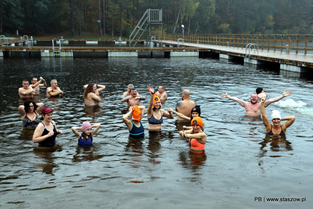 Staszowskie morsy rozpoczęły sezon charytatywnie. Morsowali dla Michała Podymy – 13-latka walczącego z nowotworem