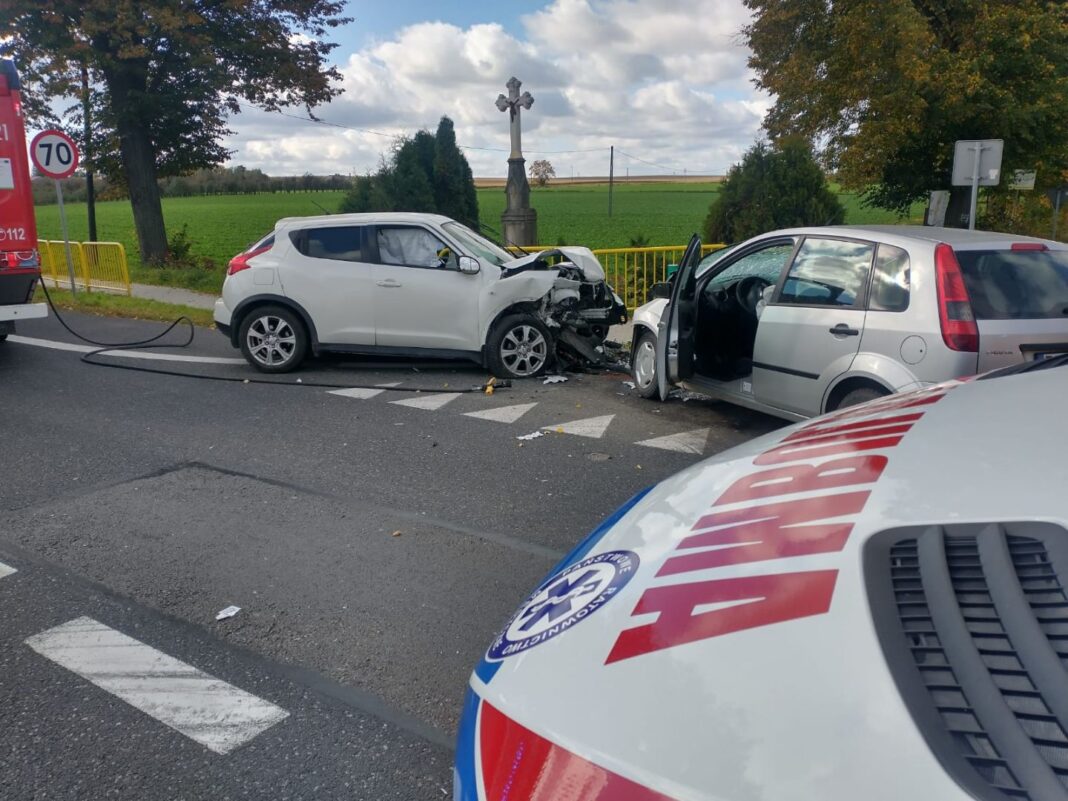Czołowe zderzenie na krajowej ”9” w Okalinie. Kierowcy w szpitalu