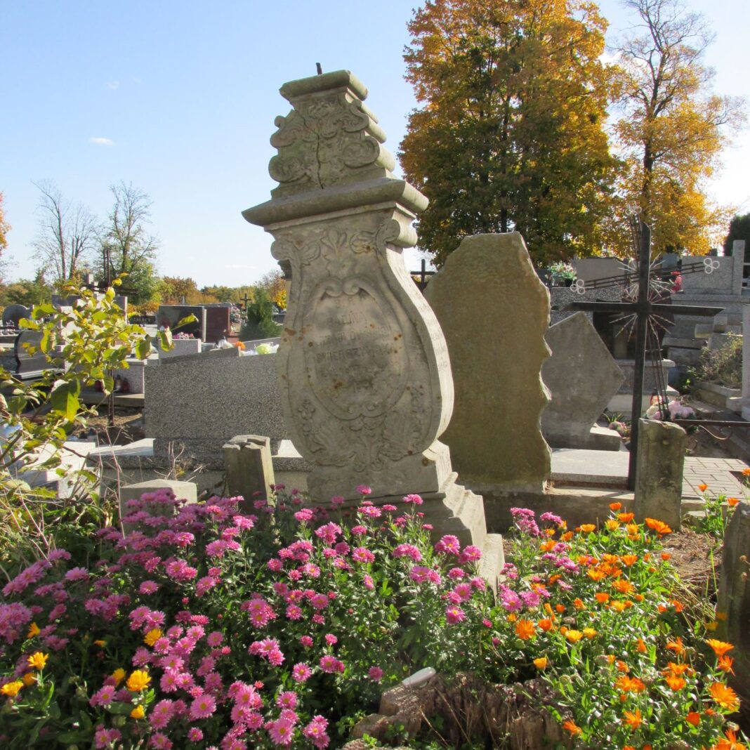 Przy opatowskiej nekropolii będą kwestować na renowację nagrobków