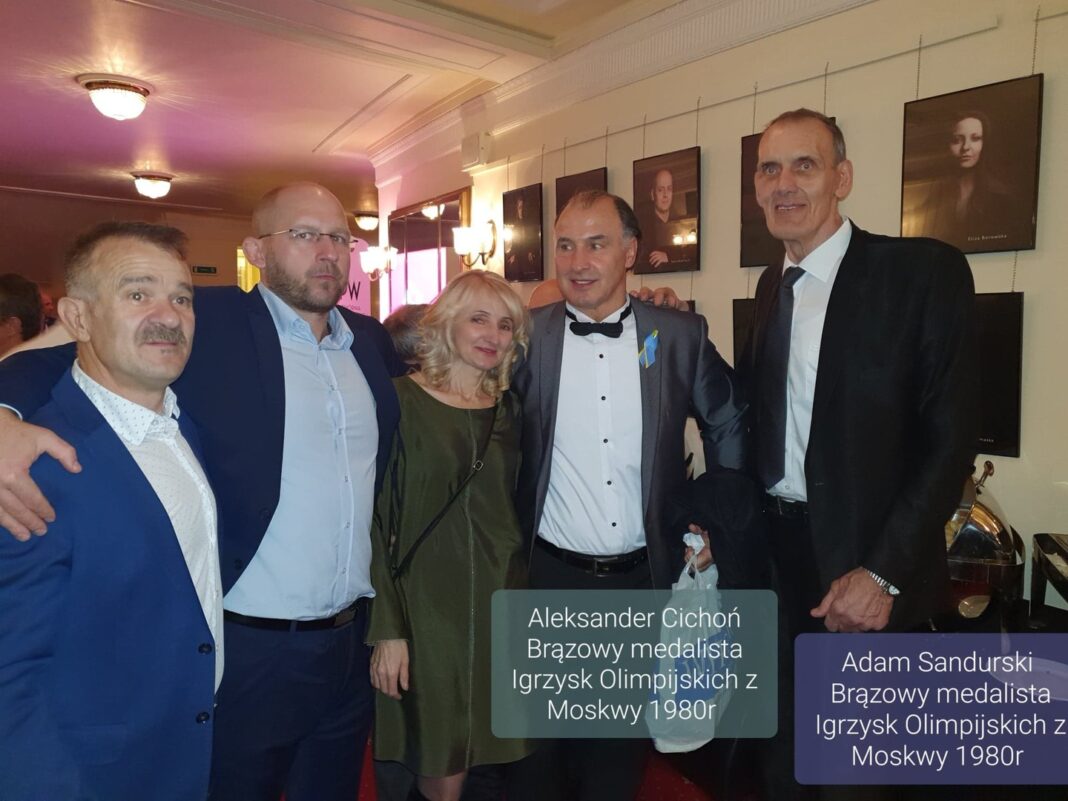 Trenerzy zapaśników z klubu Czarni Połaniec na gali 100-lecia Polskiego Związku Zapaśniczego