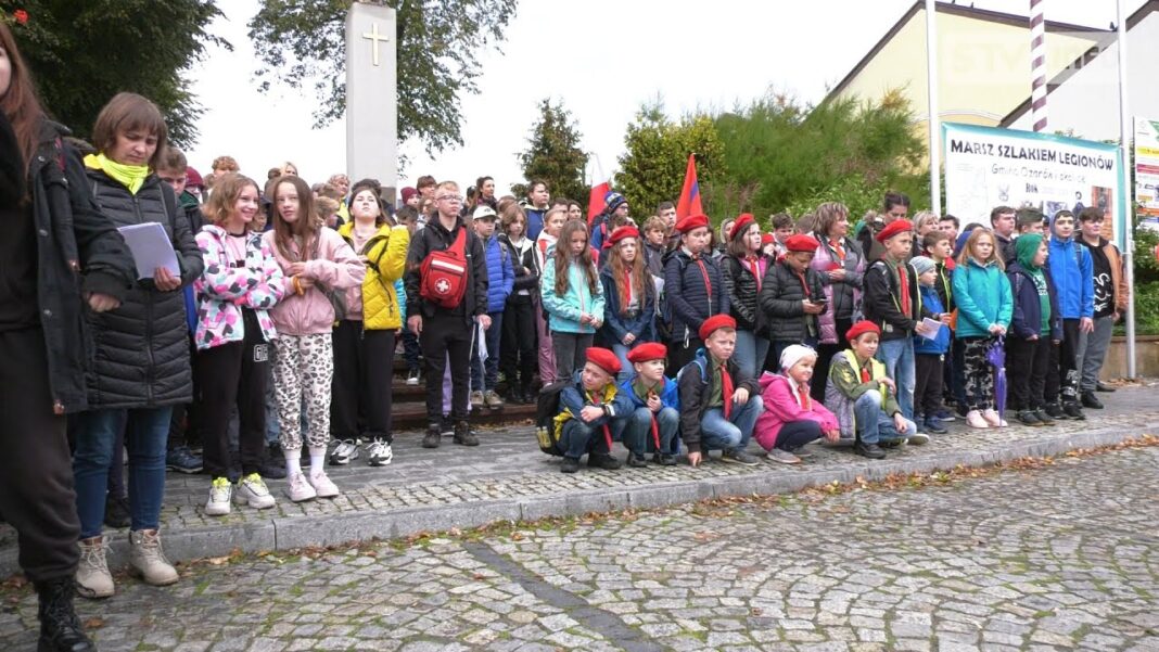 Z Ożarowa do Jakubowic. Maszerowali szlakiem Legionów Józefa Piłsudskiego