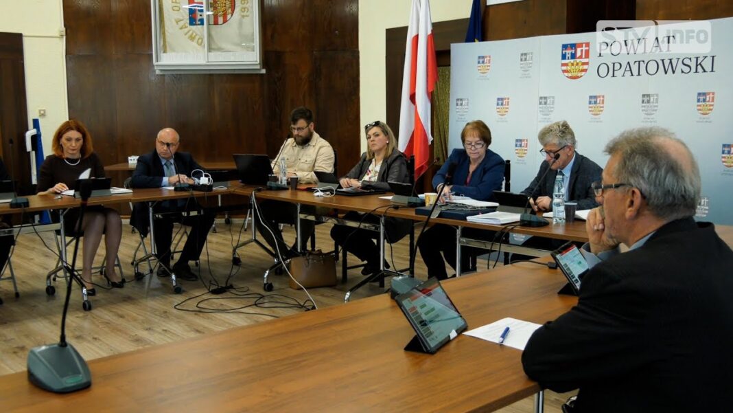 Skarga na mobbing starosty bezzasadna. Jak długo na językach będzie ożarowska szkoła?