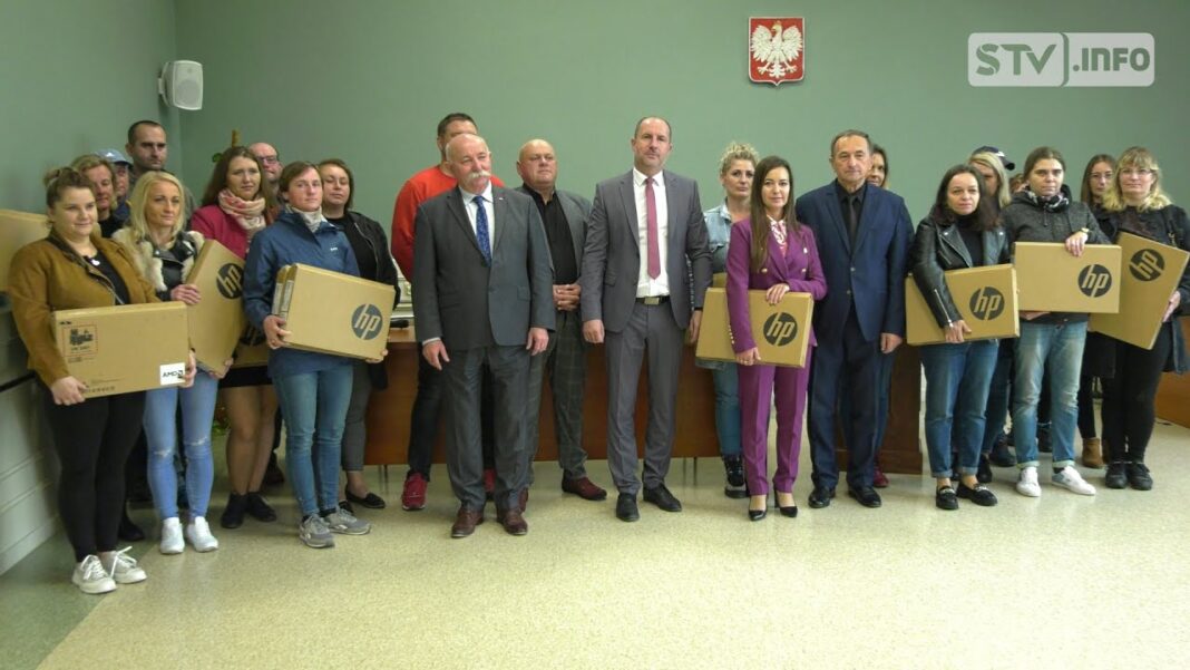 Nowe laptopy trafiły do dzieci z rodzin popegeerowskich z gminy Lipnik