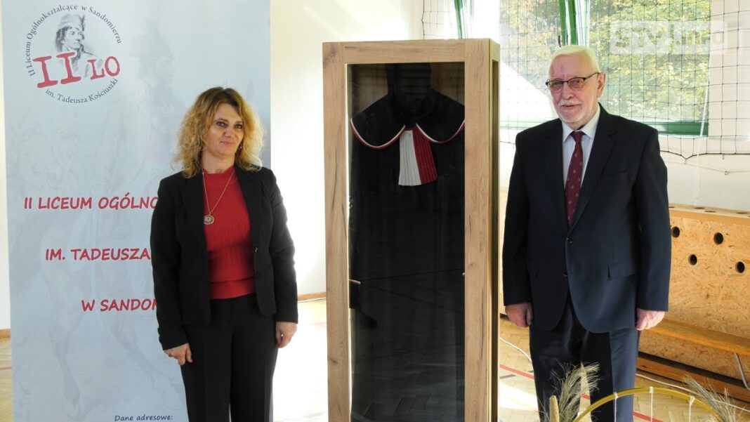 Jubileusz 75-lecia II LO w Sandomierzu. Profesor Jerzy Stępień przekazał szkole togę sędziowską