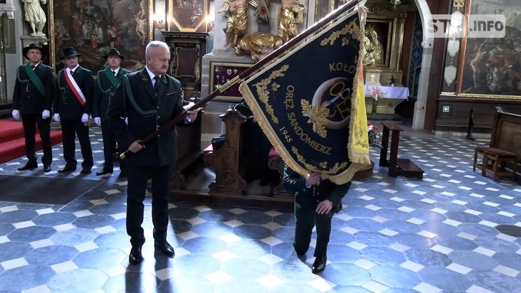 Myśliwi z Wojskowego Koła Łowieckiego „Oręż” w Sandomierzu mają nowy sztandar
