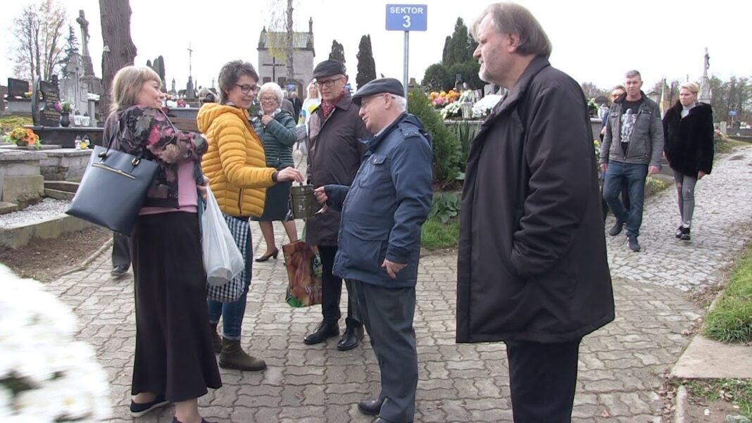 Wolontariusze kwestują na cmentarzu w Opatowie. Pieniądze będą przeznaczone na renowację nagrobków