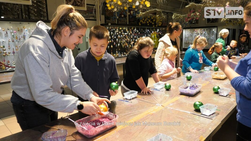 Podopieczni Caritas Diecezji Sandomierskiej z wizytą w Muzeum Bombki Choinkowej w Nowej Dębie
