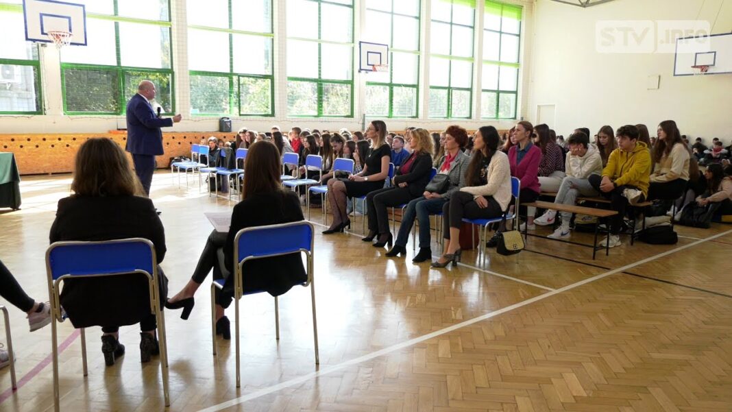 Uczniowie II LO w Sandomierzu wysłuchali wykładu doktora Artura Lisa o bł. Wincentym Kadłubku