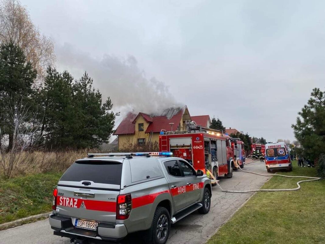 Pożar poddasza w Ożarowie. Mieszkańcy domu wyszli o własnych siłach