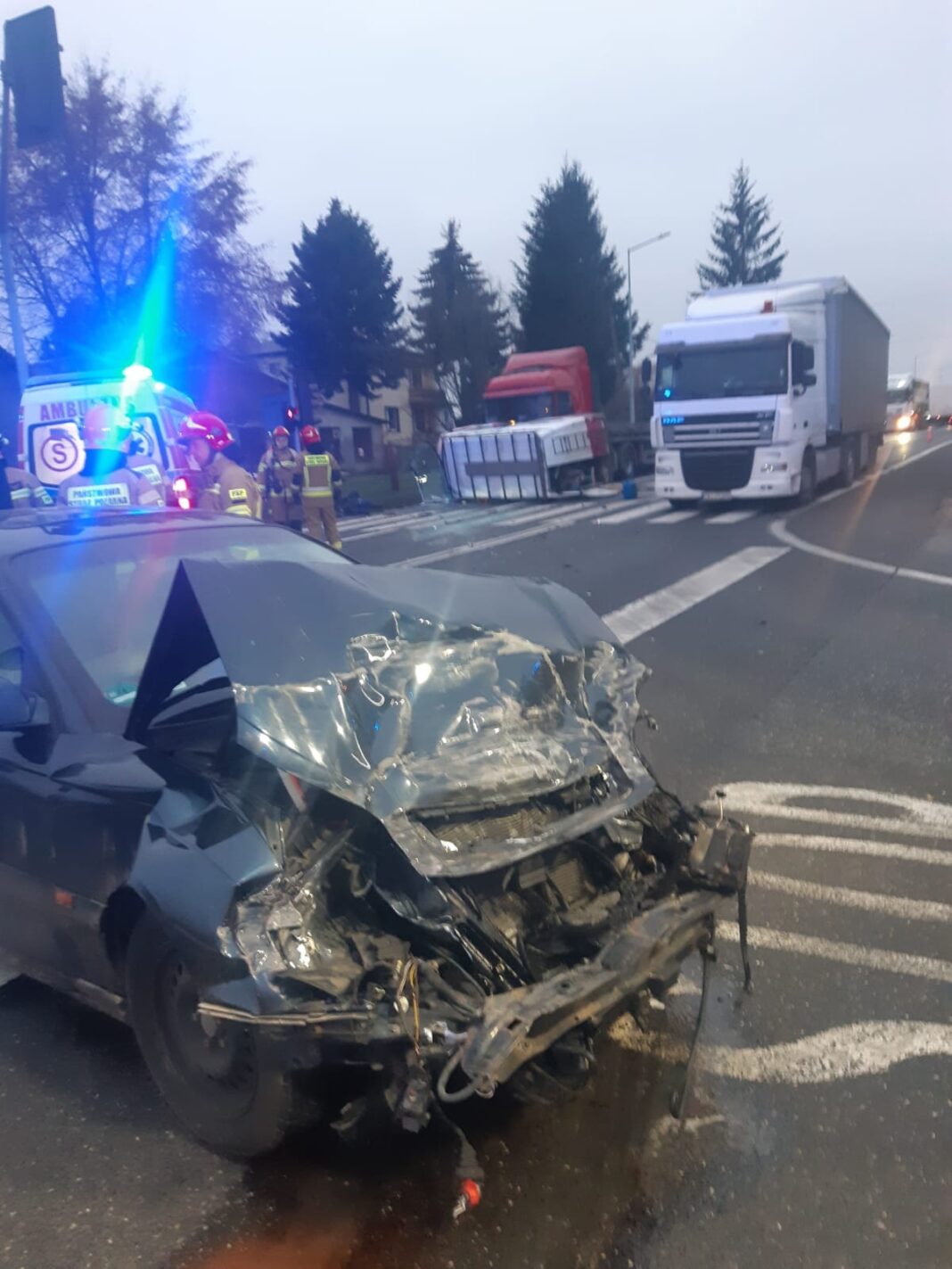 Zderzenie samochodu osobowego z ciężarówką na skrzyżowaniu ulic w Sandomierzu. Droga krajowa 77 była zablokowana