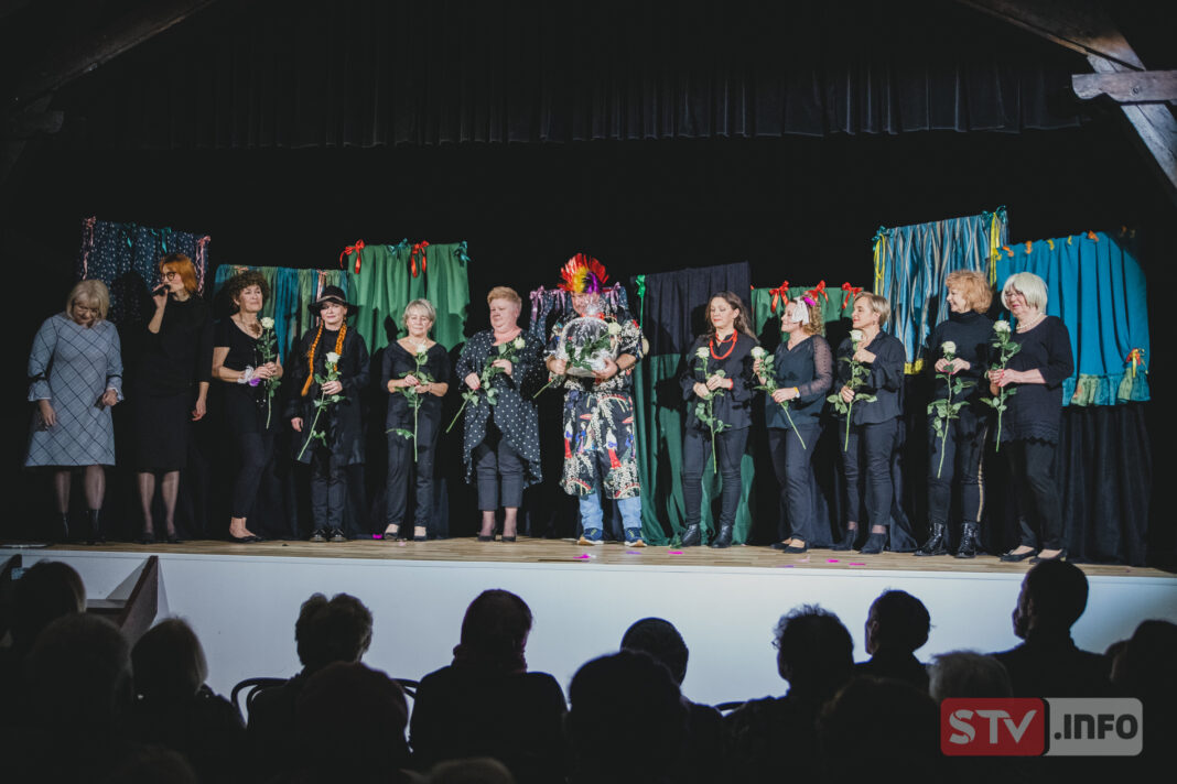 LIS W KURNIKU. Niezwykle profesjonalna gra aktorska w wykonaniu aktorów Zawichojskiego Teatru Miejskiego