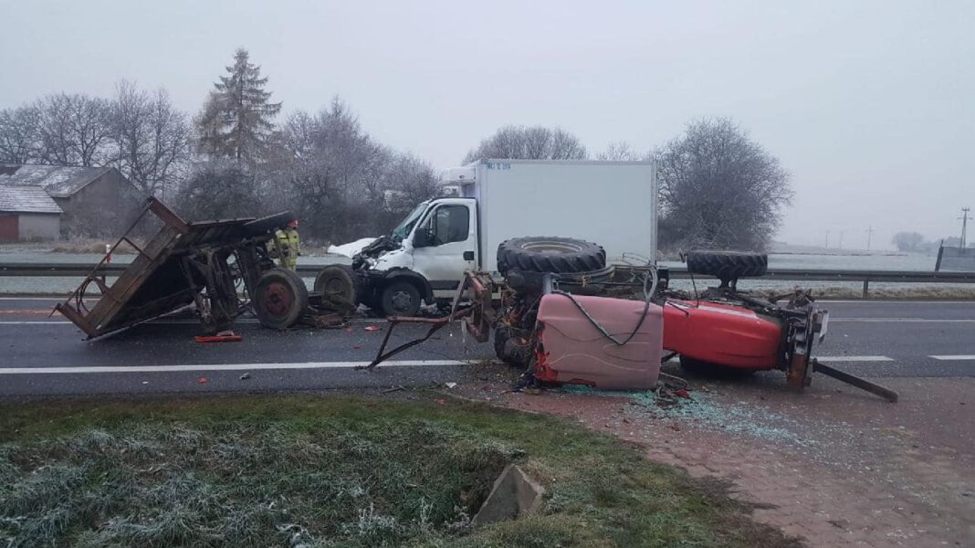 Groźne zderzenie w Sadowiu. Dostawczak uderzył w naczepę ciągnika