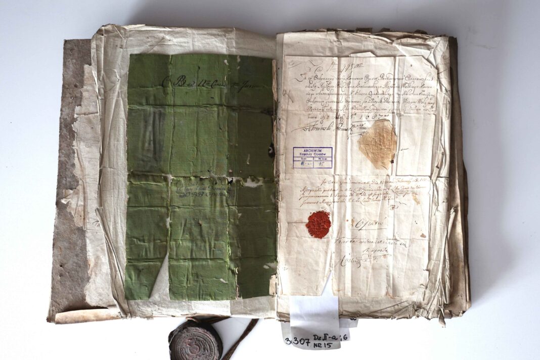 Ratują rękopisy z opatowskiej biblioteki kolegiackiej