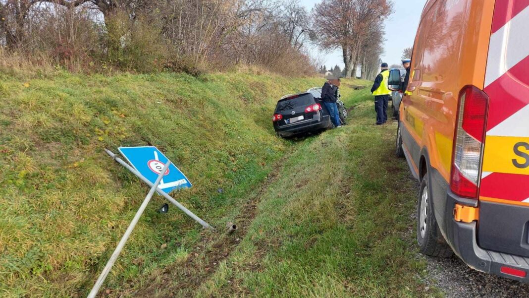 Pijany 31-latek w Kunicach passatem wjechał do rowu