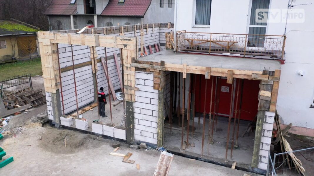 Budowa idzie pełną parą. Druhowie OSP z Gorzyczan i Chobrzan zyskają garaże dla wozów strażackich