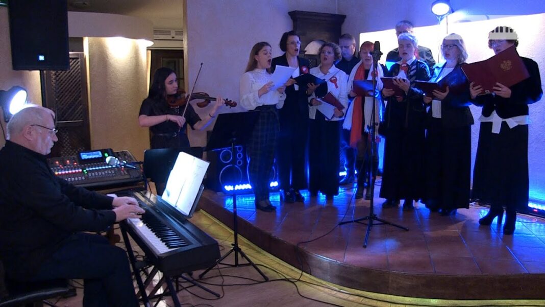 Patriotyczne utwory w wykonaniu Chóru Świętego Marcina wybrzmiały w restauracji „Żmigród”