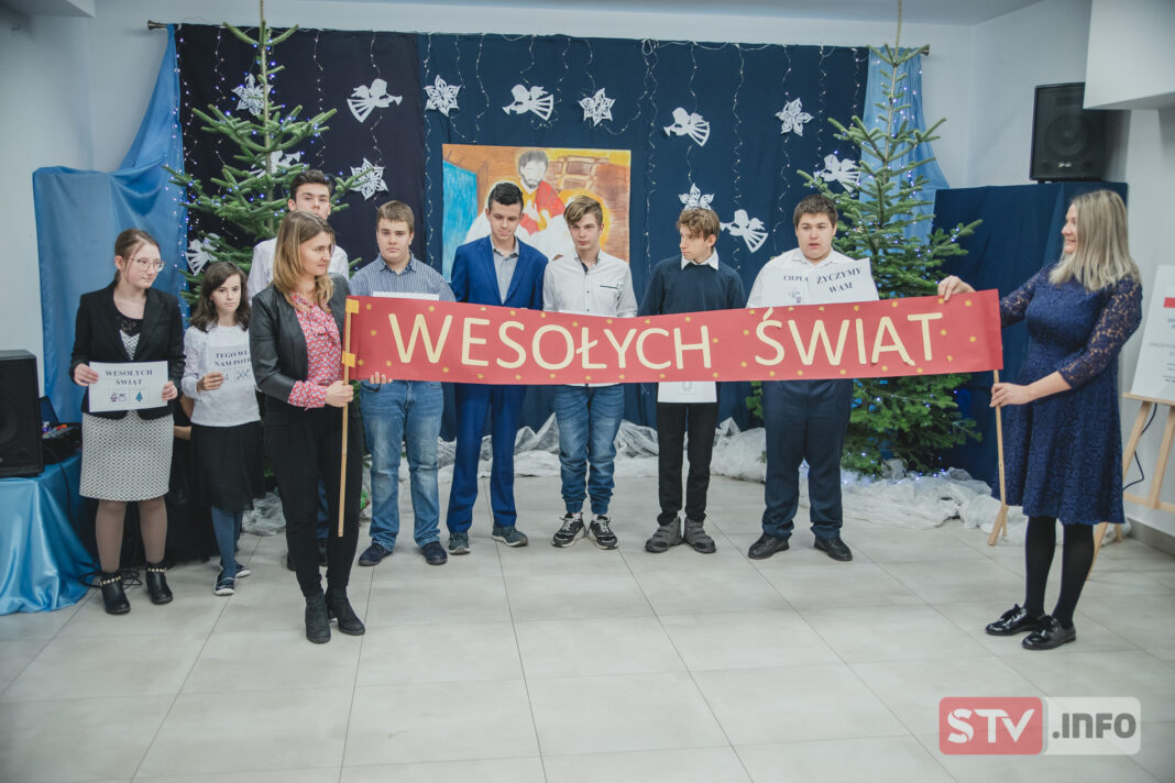 Caritas zaprosiła podopiecznych do wigilijnego stołu. Przepiękną inscenizację przygotowała młodzież