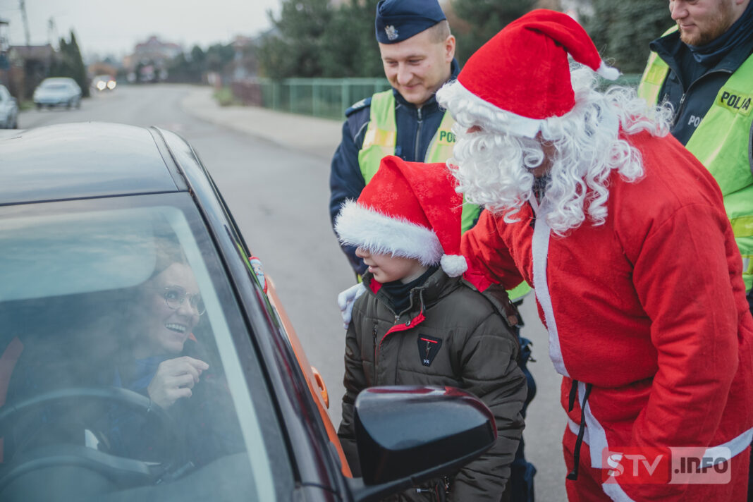 Mikołajkowa akcja sandomierskiej policji i uczniów „trójki”. Kierowcy otrzymywali słodycze, albo rózgi