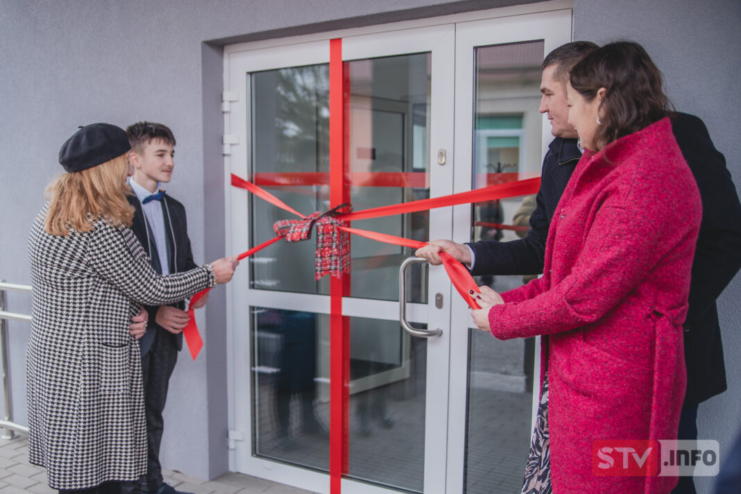Spełniły się marzenia uczniów z Głazowa. Młodzież na „mikołajki” otrzymała nowy pawilon szkoły