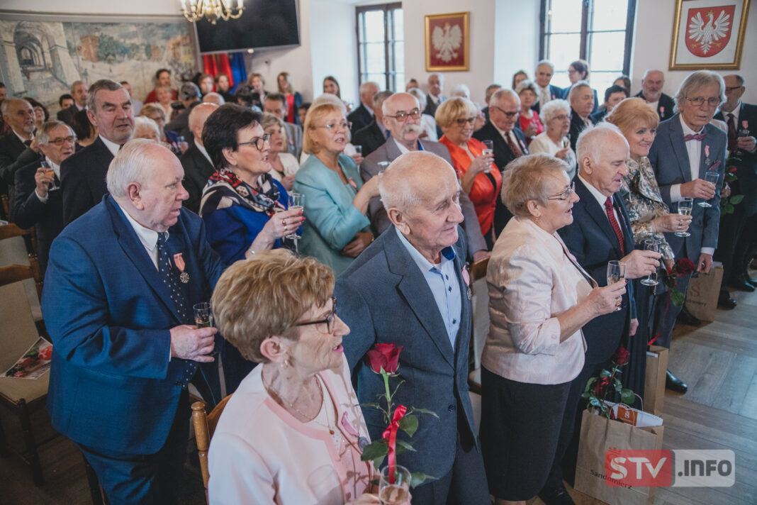 Przeżyli razem 50 lat. Małżonkowie z Sandomierza odebrali medale za długoletnie pożycie małżeńskie