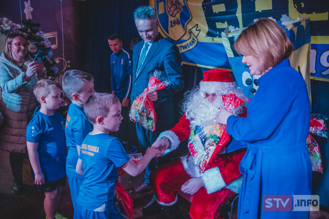 Najmłodsi piłkarze klubu Baszta Rytwiany otrzymali prezenty od Mikołaja