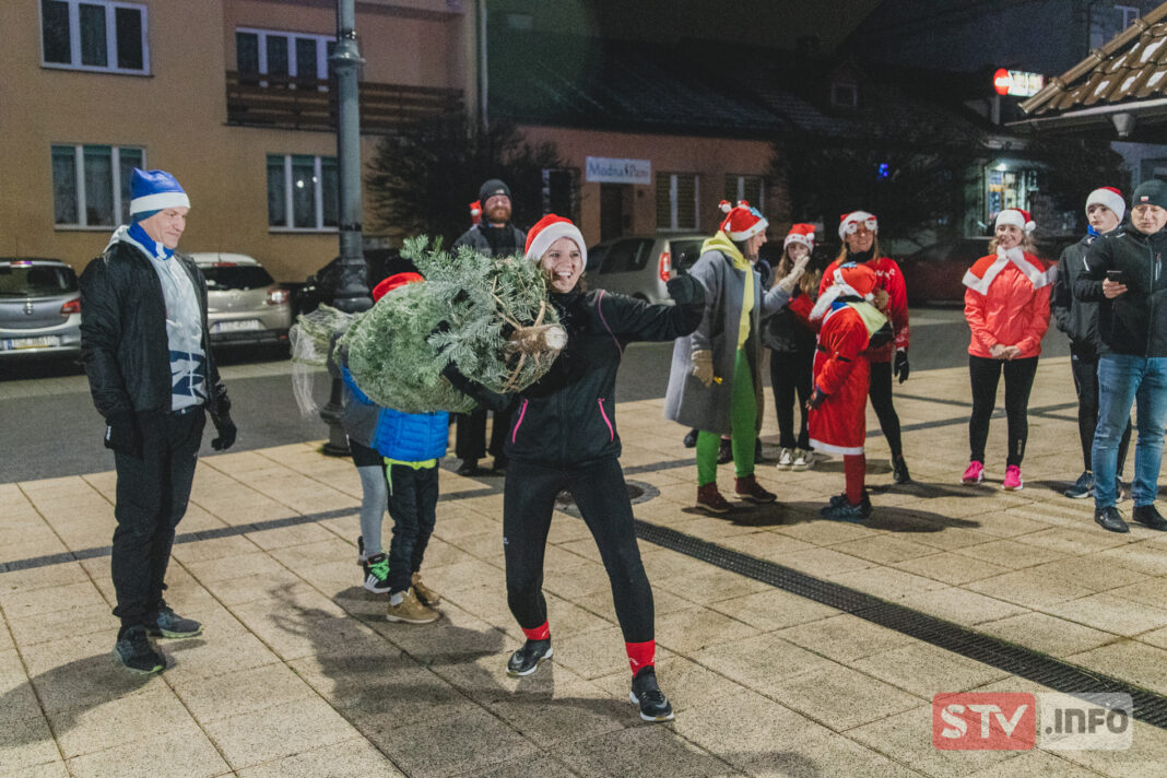 Pobiegli za świętym Mikołajem. Świąteczna atmosfera i bieg z choinką na plecach w Połańcu