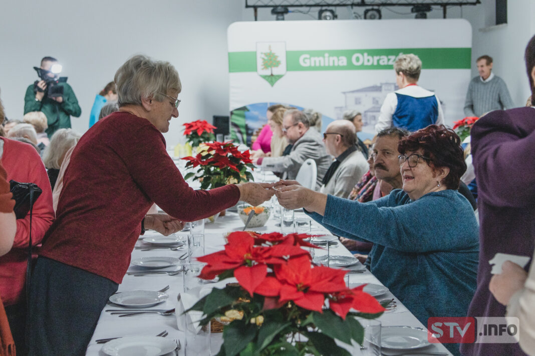 Seniorzy z gminy Obrazów podzielili się opłatkiem podczas wigilijnego spotkania
