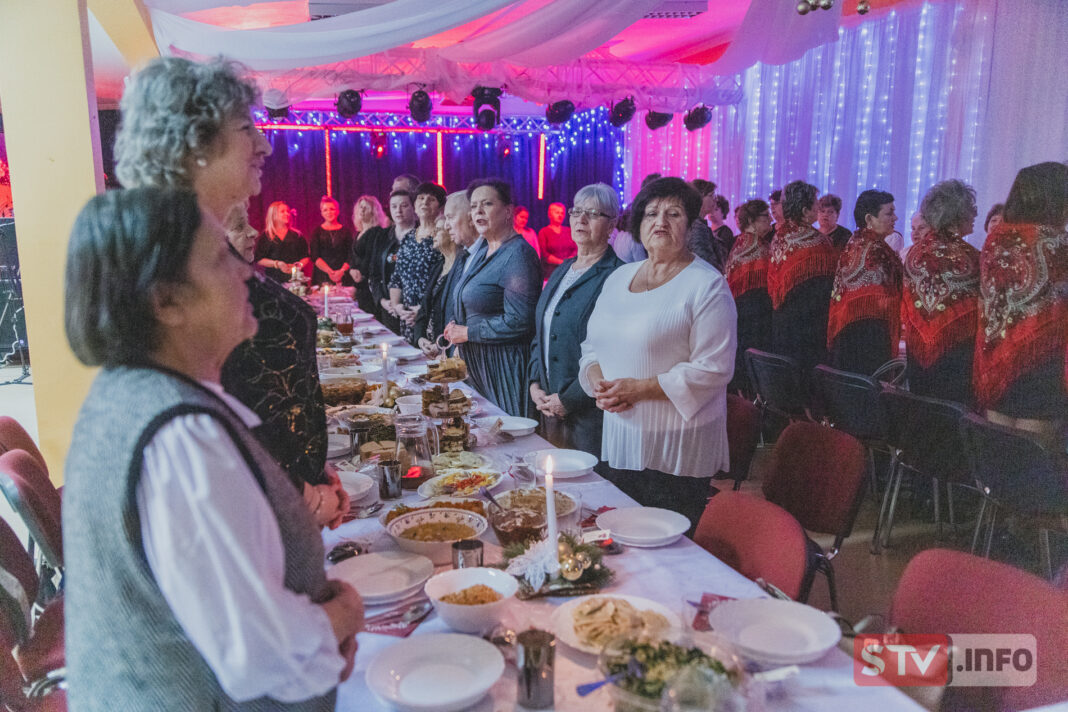 Przedstawiciele stowarzyszeń i KGW z gminy Rytwiany podzielili się opłatkiem przy wigilijnym stole