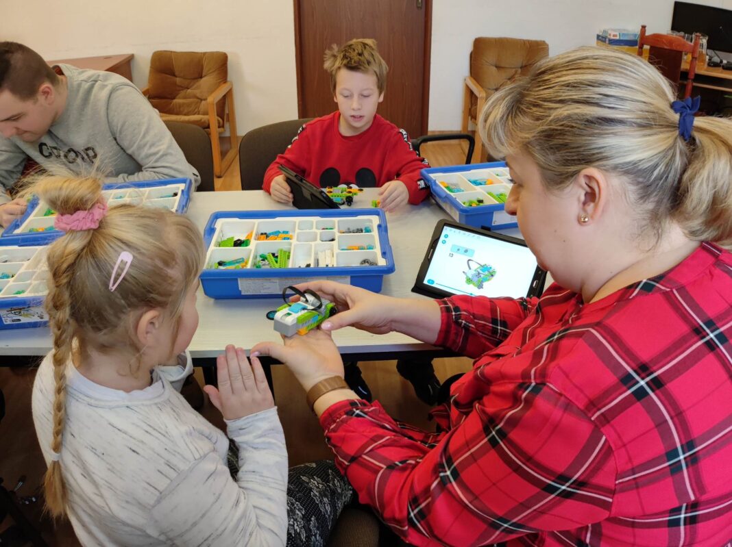Zajęcia z robotyki, które mają pomóc w prawidłowym rozwoju. Sandomierska Caritas dba o podopiecznych