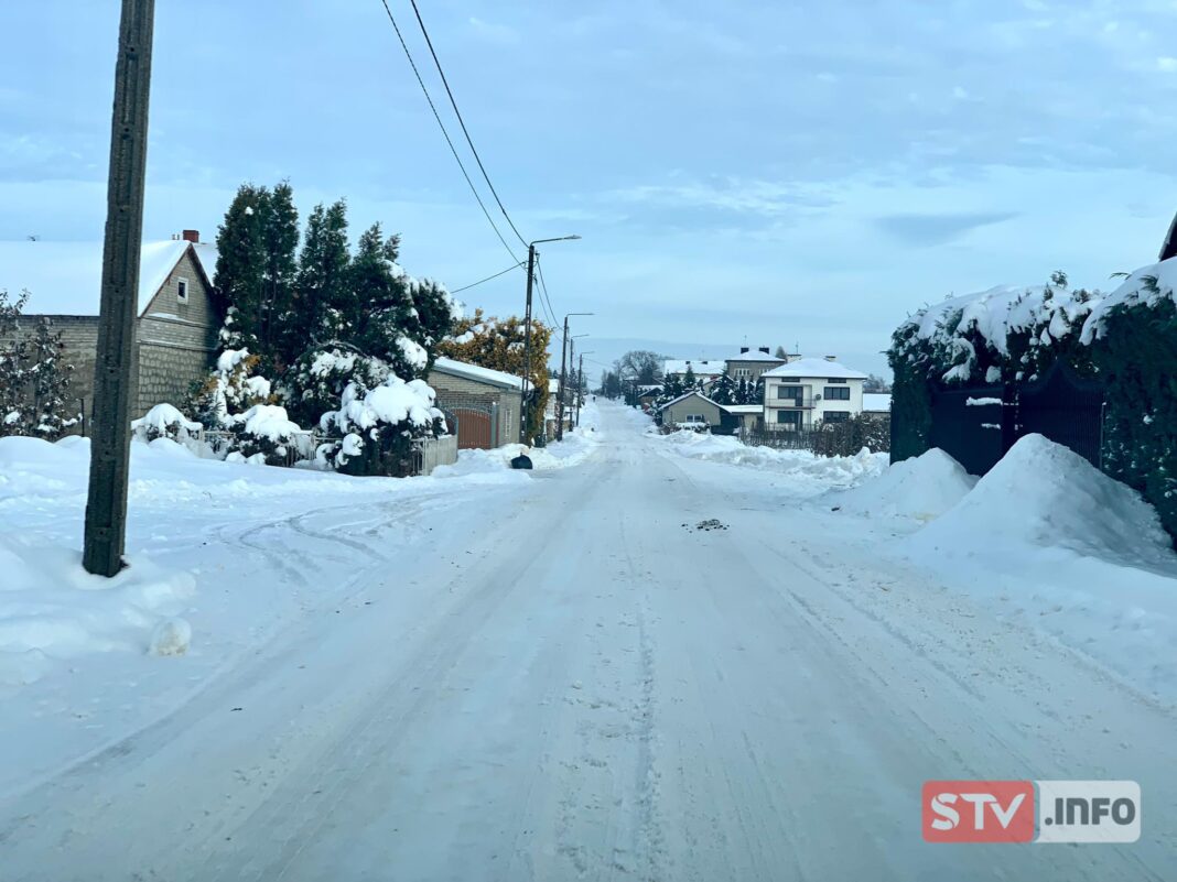 Totalna „szklanka” na drogach w powiecie opatowskim. W akcji 6 pługopiaskarek i traktory