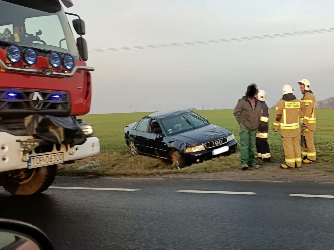 Audi wpadło do rowu na DK79 w Przybysławicach