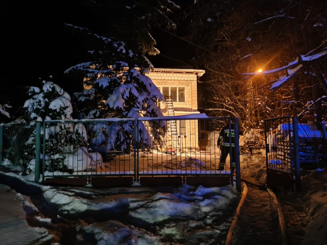 Pożar domu w Kleczanowie. Nie żyje 55-letnia kobieta. Mężczyzna z poparzeniami trafił do szpitala