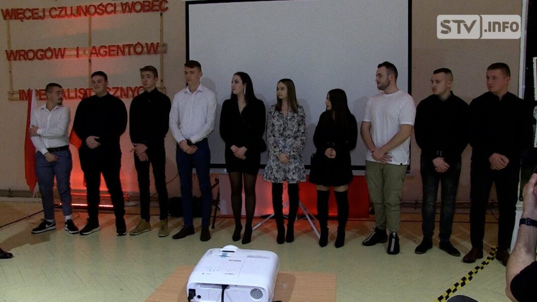 „Cena Wierności” wyjątkowy dokument o działalności Podziemnej Organizacji Wojennej w Chobrzanach. Reportaż w sobotni wieczór przyciągnął wiele osób