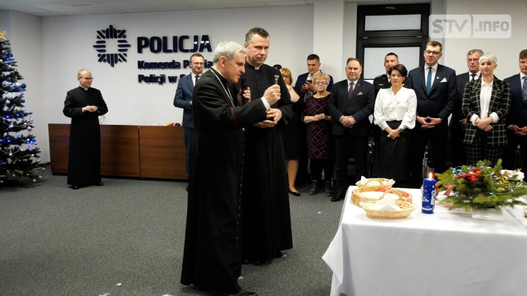 Wigilia u sandomierskich policjantów. Funkcjonariusze, pracownicy i emeryci podzielili się opłatkiem