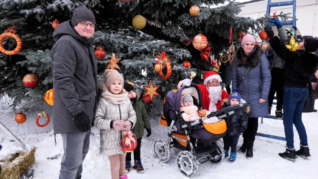 Staszowianie wspólnie ubierali ogromną choinkę. Za nami tradycyjny jarmark z pysznościami od KGW